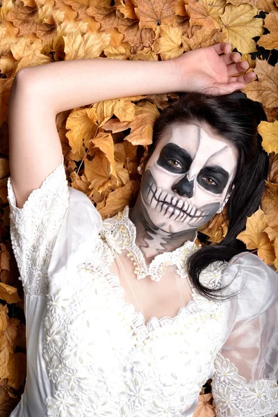 Dívka s obraz mrtvé maska lebka s listy — Stock fotografie