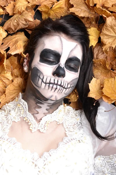 Dziewczyna z obraz martwego maski czaszki z liści — Zdjęcie stockowe