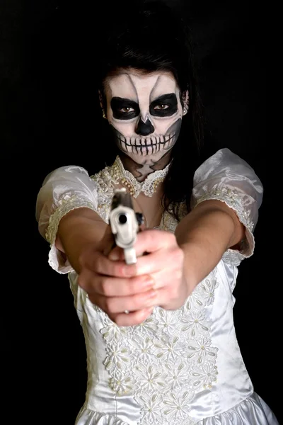 Dívka s obraz mrtvé maska lebka s pistolí — Stock fotografie