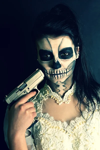 Chica con la pintura cráneo máscara muerta con arma — Foto de Stock