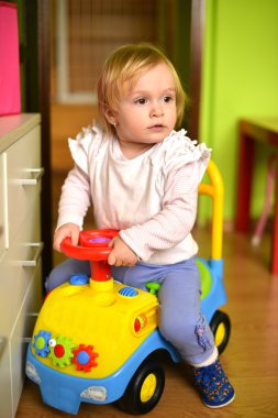 küçük kız Odaya oynarken