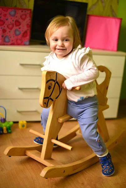 小女孩骑玩具摇摆 — 图库照片