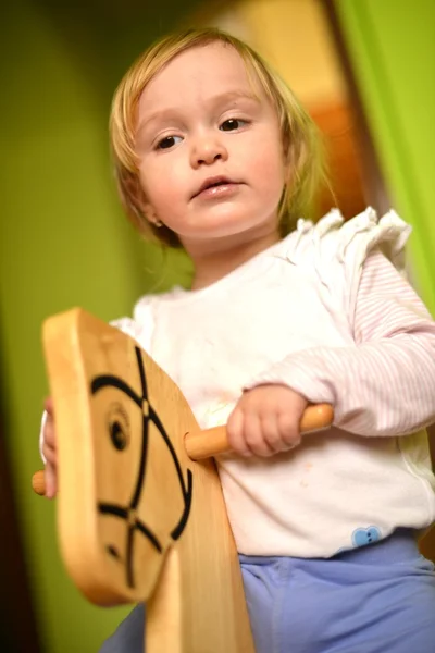 어린 소녀 놀이 장난감 락 — 스톡 사진