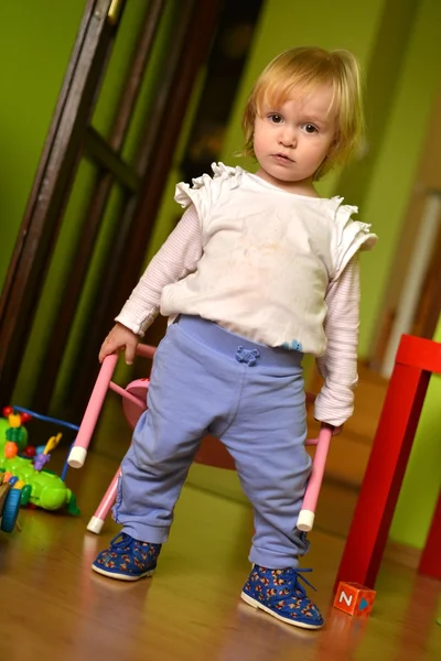 Kleines Mädchen spielt im Zimmer — Stockfoto