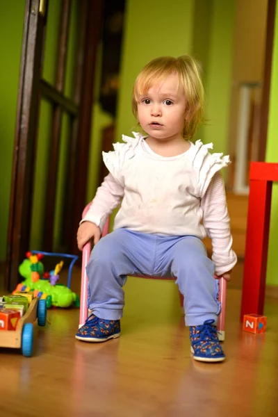 Маленькая девочка играет в комнате — стоковое фото