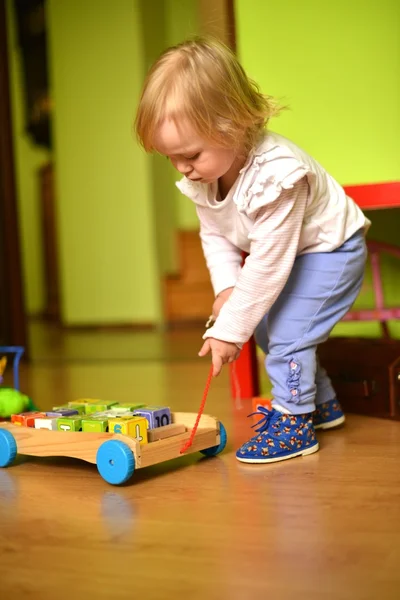 Menina brincando no quarto — Fotografia de Stock