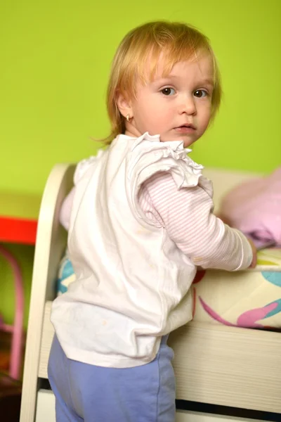 Menina brincando no quarto — Fotografia de Stock