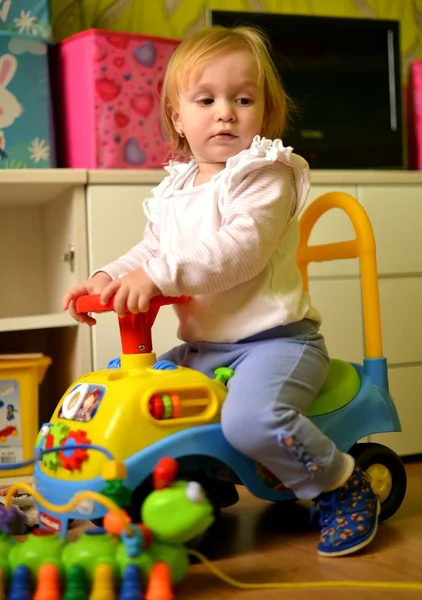 Malá holčička hraje v místnosti — Stock fotografie