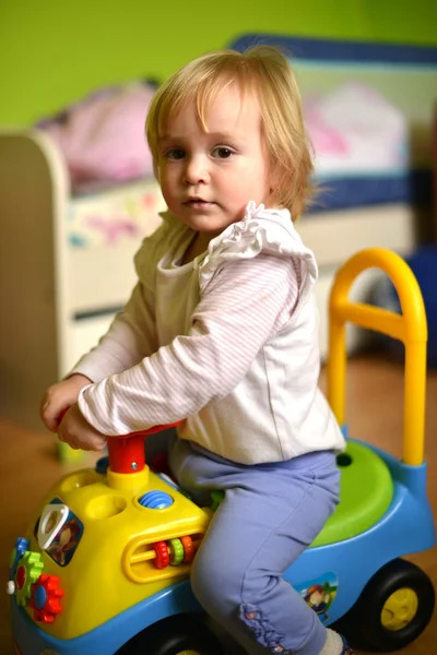 Petite fille jouant dans la chambre — Photo