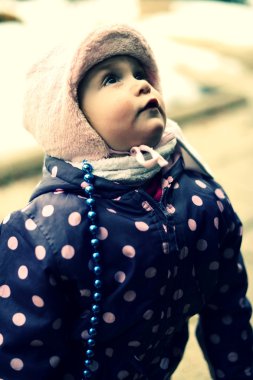 mutlu çocuk kar, iyi kış havası oynuyor