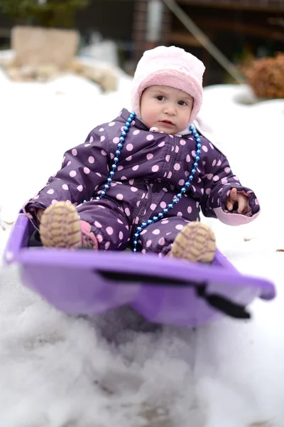 Gelukkig klein kind speelt in de sneeuw, goede winterweer — Stockfoto