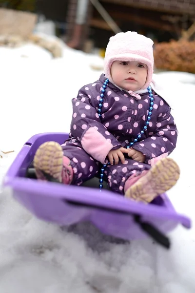 Criança feliz está brincando na neve, bom tempo de inverno — Fotografia de Stock