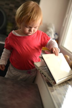 şirin çocuk laptop kullanma