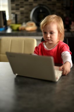 şirin çocuk laptop kullanma