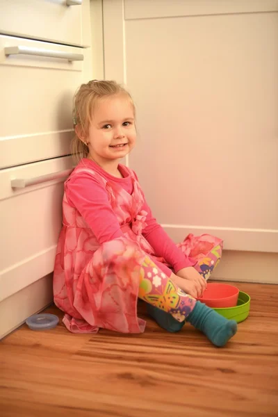 Niña en la cocina — Foto de Stock