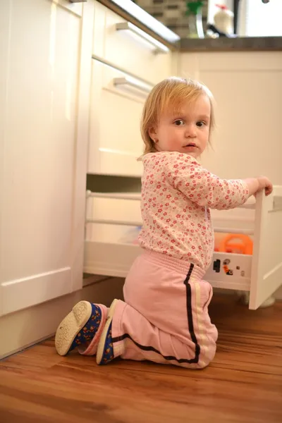 Niña en la cocina — Foto de Stock