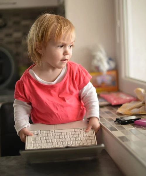 노트북을 사용 하 여 귀여운 아이 — 스톡 사진
