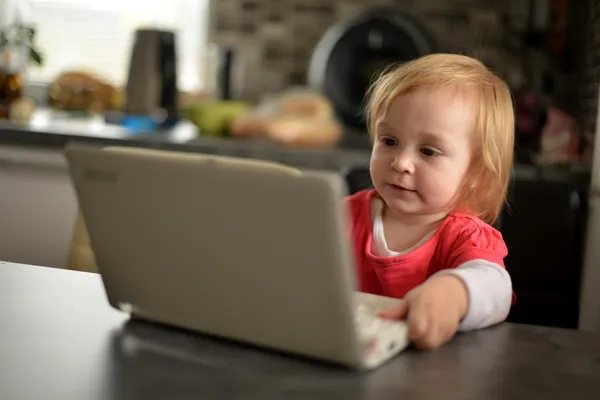 Criança bonito usando laptop — Fotografia de Stock