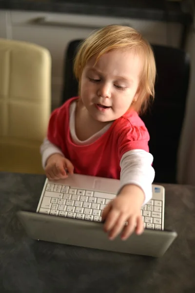 Criança bonito usando laptop — Fotografia de Stock