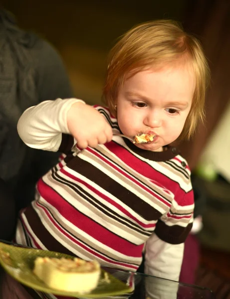 Kleines Mädchen isst — Stockfoto