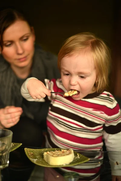 Klein meisje eten — Stockfoto