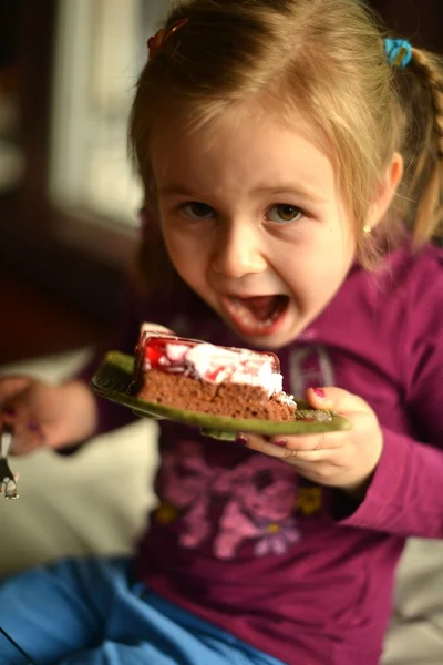 Niña comiendo —  Fotos de Stock