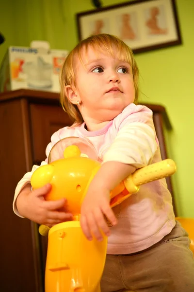 Dziewczynka gry w pokoju — Zdjęcie stockowe