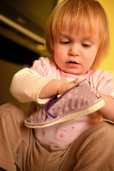 Niña con zapatilla —  Fotos de Stock