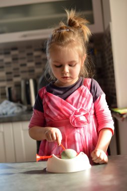 küçük kız mutfakta