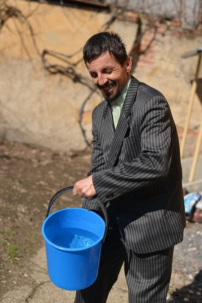 Muž s kbelíkem vody — Stock fotografie