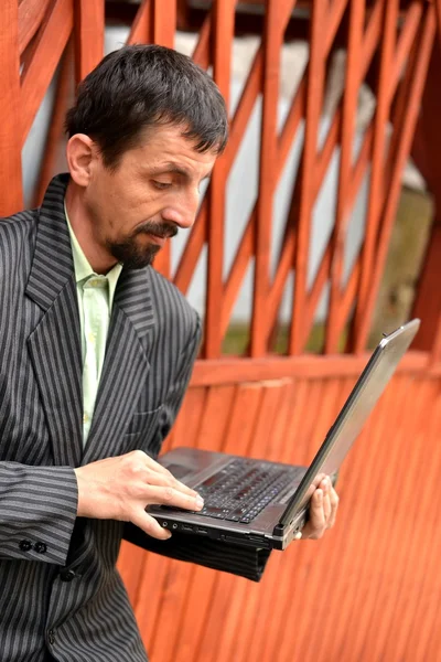 Muž pomocí notebooku — Stock fotografie