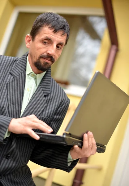 Man met laptop — Stockfoto