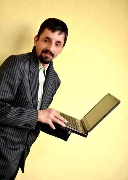 Άνθρωπος που χρησιμοποιεί φορητό υπολογιστή — Φωτογραφία Αρχείου