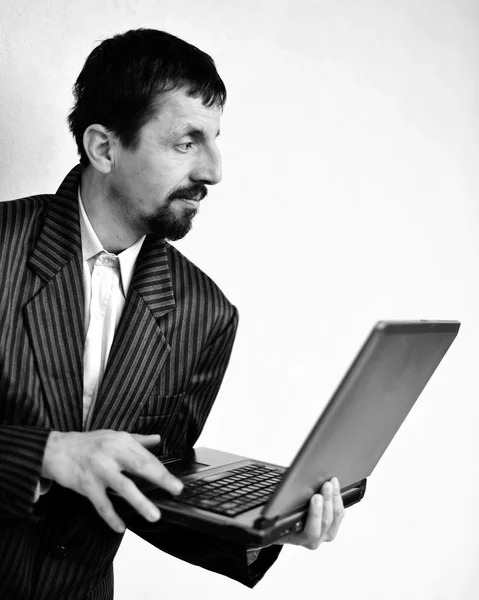 Mann som bruker bærbar datamaskin – stockfoto