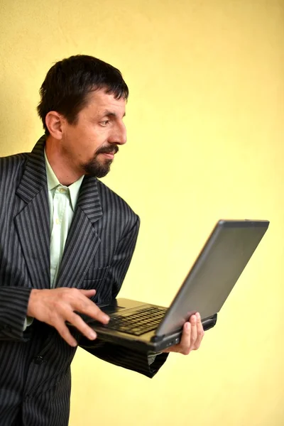 Man met laptop — Stockfoto