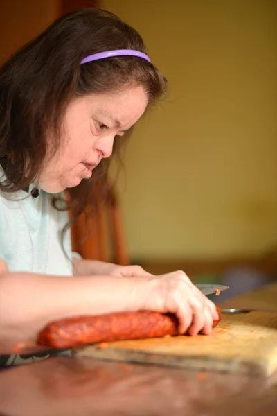 Attraente giù sindrome donna cazzi in cucina — Foto Stock