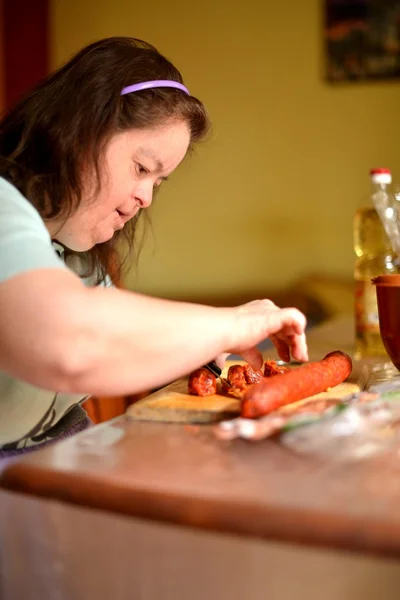 Привлекательный синдром Дауна женщина дергается на кухне — стоковое фото