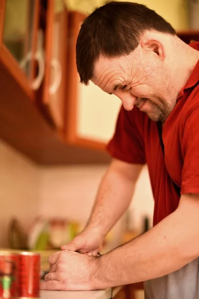 唐氏综合征人在厨房里做饭 — 图库照片