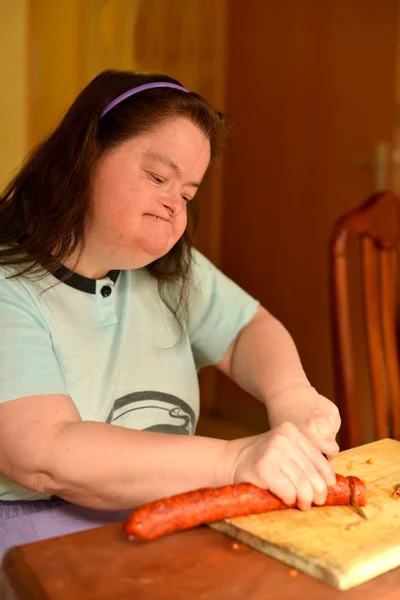 Attrayant vers le bas syndrome femme cocking dans la cuisine — Photo