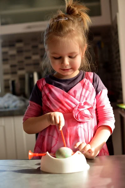 Klein meisje in keuken — Stockfoto