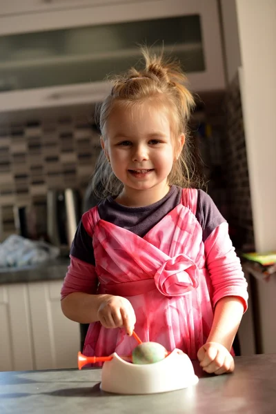 Little girl in kitchen — Stock Photo, Image