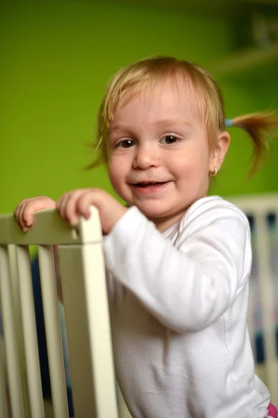 Retrato de uma linda menina isolada no verde — Fotografia de Stock