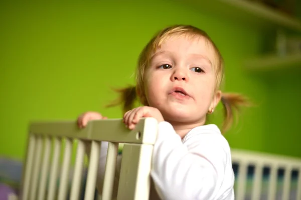 Retrato de uma linda menina isolada no verde — Fotografia de Stock