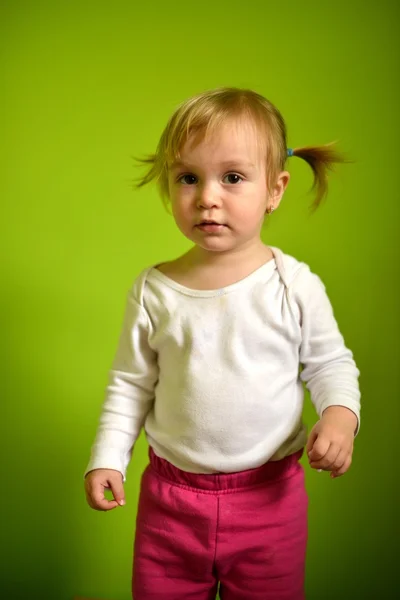 Retrato de uma linda menina isolada no verde — Fotografia de Stock