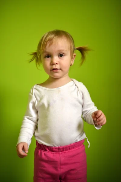 Πορτρέτο του ένα όμορφο μικρό κορίτσι που απομονώνονται σε πράσινο — Φωτογραφία Αρχείου