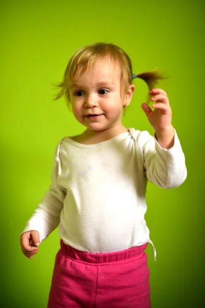 Güzel bir portresi üzerinde yeşil izole küçük kız — Stok fotoğraf