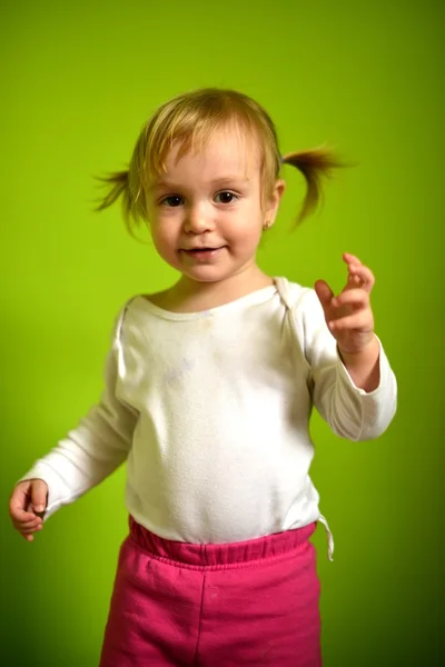 Retrato de una niña hermosa aislada en verde —  Fotos de Stock