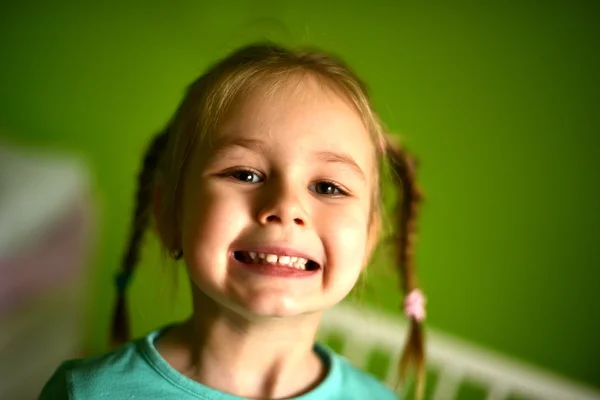 Güzel bir portresi üzerinde yeşil izole küçük kız — Stok fotoğraf