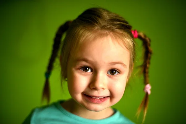 Retrato de uma linda menina isolada no verde — Fotografia de Stock