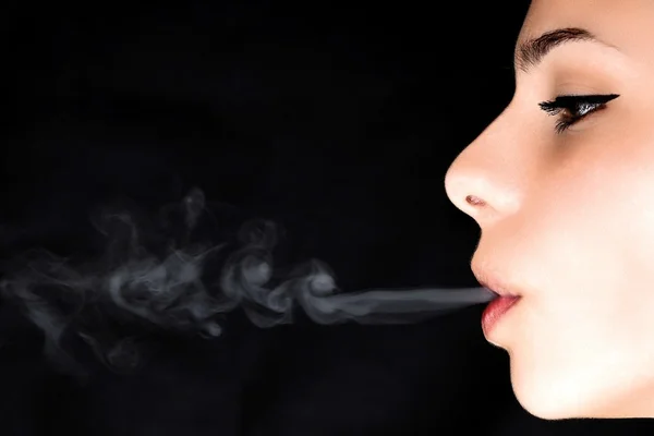 喫煙の女の子 — ストック写真